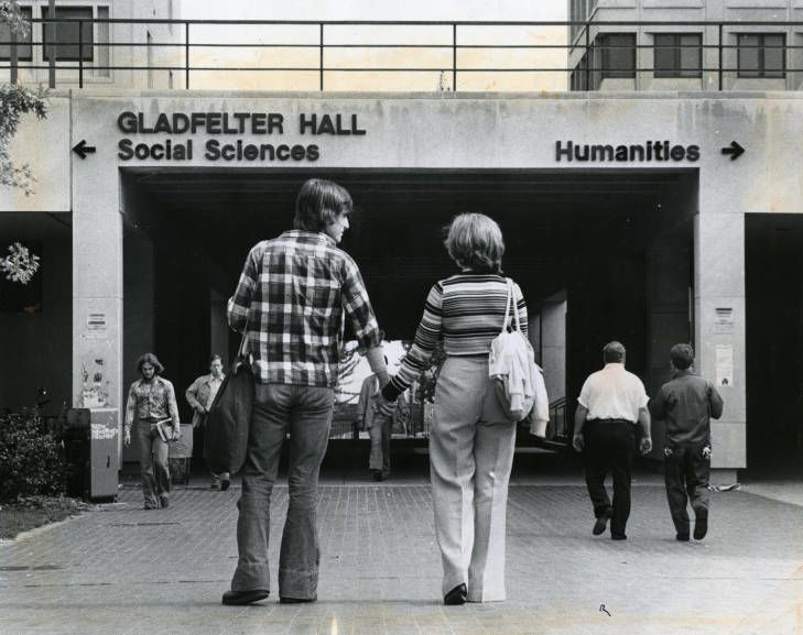 Black and white photo of couple holding hands, in front of Gladfelter and Anderson Hall.