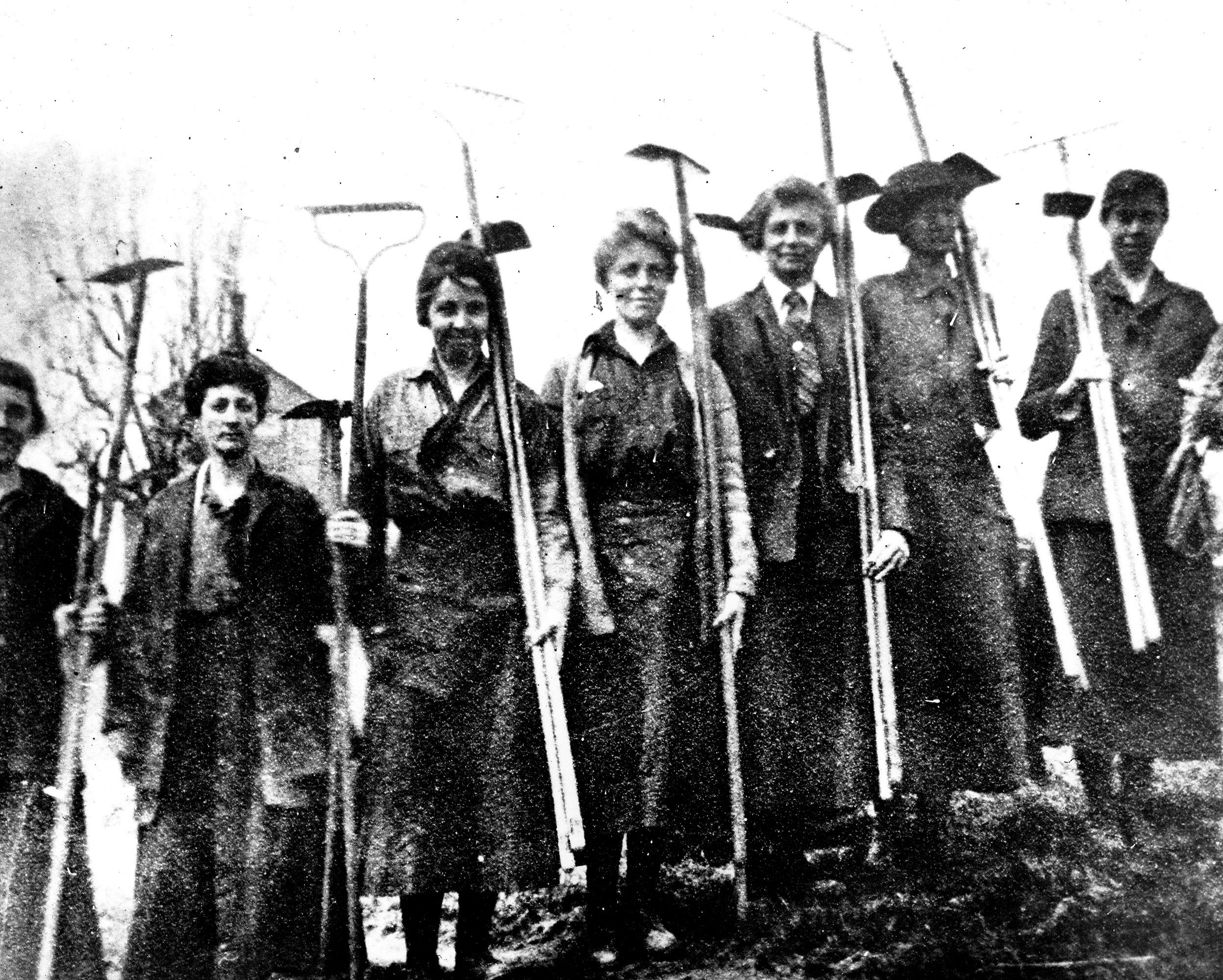  Image of women in the field of horticulture in the time period of World War I.