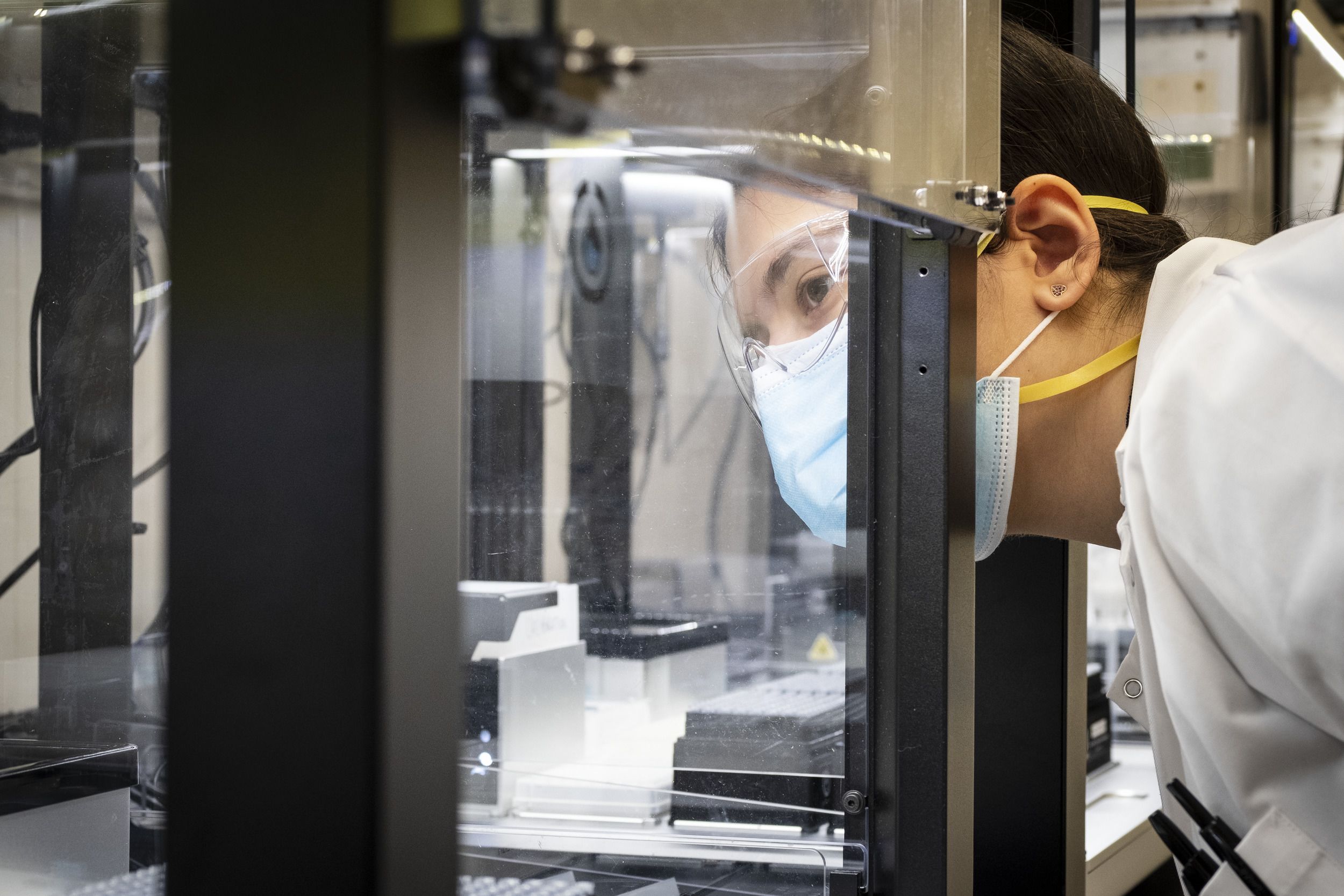 A scientist working in Temple's COVID-19 testing lab.